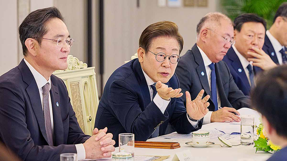  이재명 대통령이 지난달 13일 서울 용산구 대통령실에서 가진 재계 총수 간담회에서 발언하고 있다. 사진 왼쪽부터 이재용 삼성전자 회장, 이 대통령, 정의선 현대차 회장, 신동빈 롯데 회장. 대통령실 제공