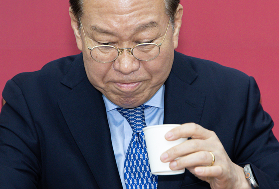 권영세 국민의힘 비상대책위원장이 5월 8일 오후 서울 여의도 국회에서 단일화 관련 기자간담회에 앞서 물을 마시고 있다. 뉴스1