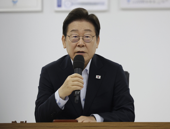 이재명 대통령이 25일 경기 시흥시 SPC 삼립 시화공장에서 열린 ‘중대산업재해 발생 사업장 현장 간담회’에서 발언하고 있다. 연합뉴스