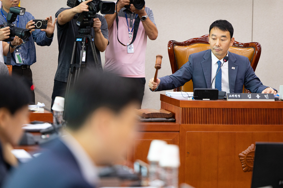 25일 열린 국회 법제사법위원회 법안심사제1소위에서 더불어민주당 소속 김용민 소위원장이 의사봉을 두드리며 회의를 개의하고 있다. 뉴스1