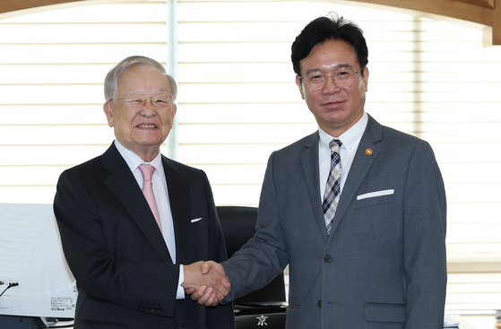 김영훈 고용노동부 장관이 24일 서울 마포구 한국경영자총협회를 방문해 손경식 경총 회장과 악수를 나누고 있다. 민주노총 위원장 출신의 김 장관은 이날 취임 후 첫 대외 일정을 중기중앙회, 경총, 대한상의 등 경영계 단체들과의 연쇄 간담회로 시작했다. 뉴스1