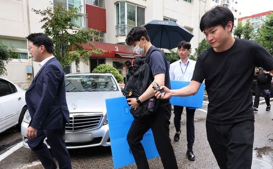 12·3 비상계엄 사태 관련 내란·외환 사건을 수사하는 내란 특검팀이 지난 17일 오전 서울 강남구 압구정동에 위치한 이상민 전 행정안전부 장관 자택에서 압수수색을 마친 뒤 압수품을 들어 나오고 있다. 뉴스1