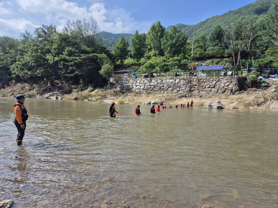24일 경기 가평군에서 수해 실종자 수색 작업이 이뤄지고 있다. 사진 경기도북부소방재난본부