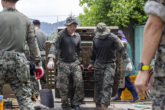 육군 특수전사령부 예하 특전대원들이 지난 24일 전남 담양 일대에서 수해 피해를 입은 민가의 복구를 돕고 있다. 사진 육군