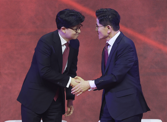 한동훈 전 국민의힘(왼쪽) 대표와 김문수 전 고용노동부 장관. 사진은 5월 3일 경기도 고양시 킨텍스에서 열린 국민의힘 제5차 전당대회에서 최종 대선 후보로 선출된 김문수 후보와 한 전 대표가 악수하는 모습. 임현동 기자