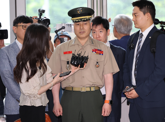 채상병 사망 사건 초동조사 당시 수사 외압을 폭로했던 박정훈 해병대 수사단장(대령)이 지난 16일 서울 서초구 순직해병특검 사무실에 참고인 신분으로 출석하며 취재진의 질문에 답하고 있다. 연합뉴스