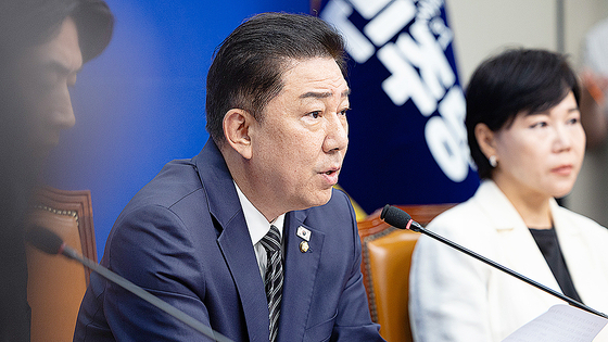 김병기 더불어민주당 당대표 직무대행 겸 원내대표가 25일 서울 여의도 국회에서 열린 최고위원회의에서 모두 발언을 하고 있다. 뉴스1