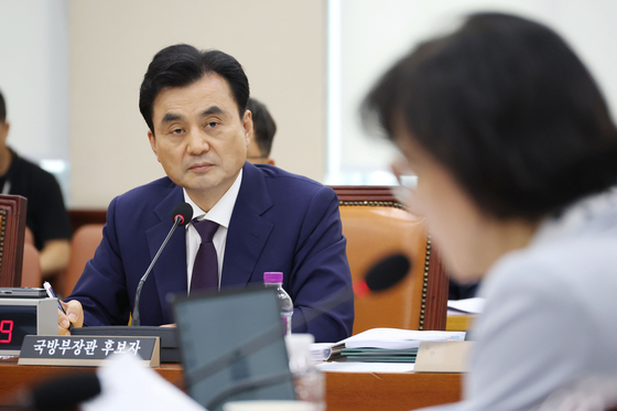 안규백 국방부 장관 후보자가 지난 15일 오전 서울 여의도 국회 국방위원회에서 열린 인사청문회에 출석해 추미애 더불어민주당 의원 질의를 듣고 있다. 뉴스1