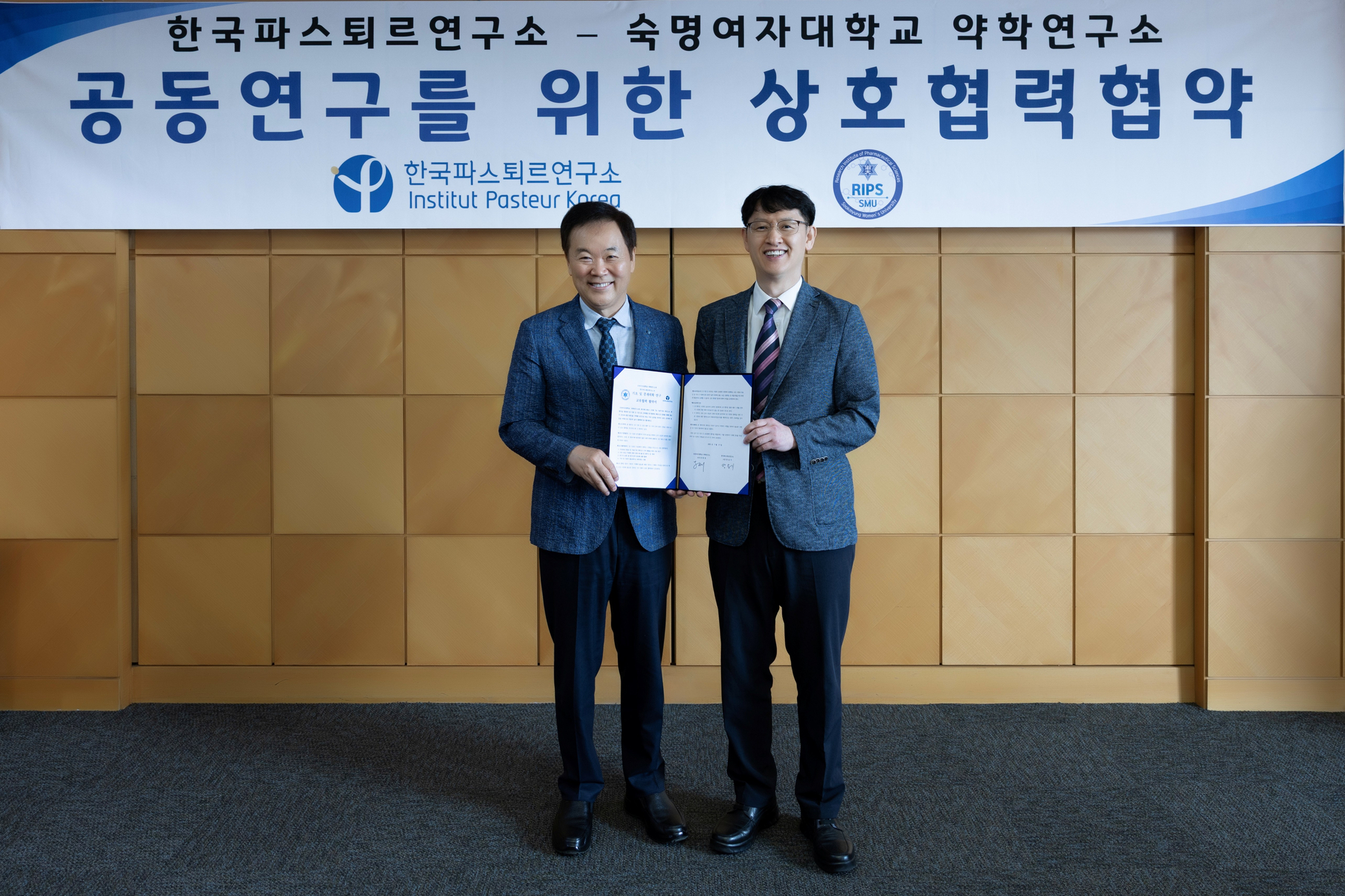 장창영 숙명여자대학교 약학연구소장(오른쪽)이 7월 17일(목) 열린 협약식에서 장승기 한국파스퇴르연구소장과 기념사진을 촬영하고 있다.