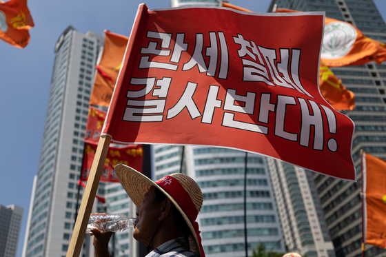 한국후계농업경영인(한농연) 경북도연맹원들이 25일 서울 용산구 삼각지역 인근에서 한-미 상호관세협상 농축산물 장벽철폐 반대 집회를 하고 있다. 뉴스1