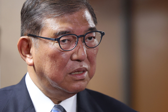 이시바 시게루 일본 총리가 지난 23일 미일 관세협상 타결에 대해 기자들에게 설명을 하고 있다. 지지통신·AFP=연합뉴스 