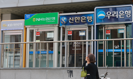 KB금융은 상반기 당기순이익이 3조4357억원으로 1년 전보다 23.8%(6613억원) 증가했다고 24일 공시했다. 사진은 서울 시내 은행 현금인출기(ATM) 모습. 연합뉴스. 