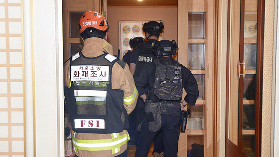  '인천 사제총기 사건' 피의자의 서울 도봉구 자택을 수색하는 경찰과 소방당국. 사진 서울소방재난본부