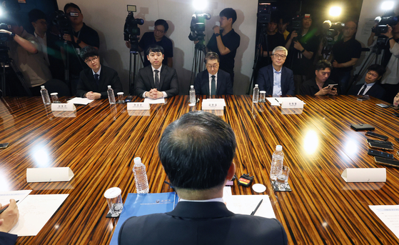 25일 오전 서울 중구 더플라자호텔에서 열린 수련협의체 제1차 회의에서 김원섭 수련병원협의회장(오른쪽 두번째)과 한성존 대한전공의협의회 비상대책위원장(왼쪽 두번째) 등 의료계 참석자들이 이형훈 보건복지부 2차관의 모두발언을 경청하고 있다. 뉴시스