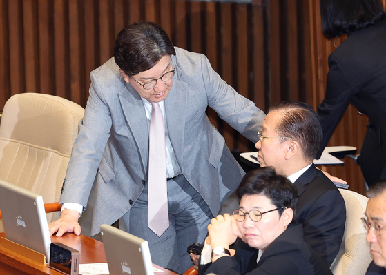 국밈의힘 권성동 원내대표(왼쪽)가 6월 5일 국회 본회의장에서 권영세 전 비대위원장과 대화하고 있다. 임현동 기자. 