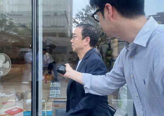 김건희 여사의 코바나 콘텐트 전시회에 억대 금액을 협찬한 의혹을 받는 송병준 컴투스홀딩스 의장이 26일 오전 서울 광화문에 마련된 김건희 여사 특검 사무실로 조사를 받기 위해 출석하고 있다. 뉴스1