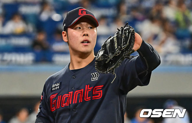 [OSEN=대구, 이석우 기자] 4일 대구삼성라이온즈파크에서 2024 신한 SOL 뱅크 KBO 리그 삼성 라이온즈와 롯데 자이언츠의 경기가 열렸다. 삼성은 아쉬운 역전패 분위기 반전을 위해 레예스를 선발로 롯데는 사직예수 윌커슨을 선발로 짜릿한 1점차 역전승 분위기를 이어간다.롯데 자이언츠 전미르가 8회말 2사 1,2루 삼성 라이온즈 김헌곤을 포수 태그 아웃으로 잡고 실점위기를 막은 후 하이파이브를 하고 있다. 2024.05.04 / foto0307@osen.co.kr