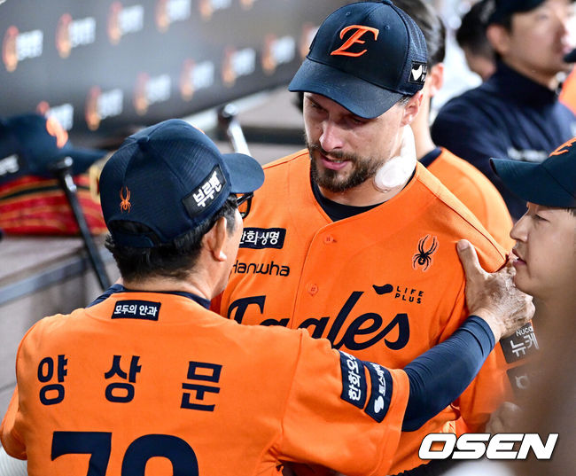 [OSEN=대전, 최규한 기자] 25일 대전 한화생명볼파크에서 ‘2025 신한 SOL Bank KBO리그’ 한화 이글스와 SSG 랜더스의 경기가 열렸다.홈팀 한화는 라이언 와이스, 방문팀 SSG는 드류 앤더슨을 선발로 내세웠다.7회초 SSG 공격을 무실점으로 막아낸 한화 선발 라이언 와이스가 양상문 투수코치와 인사를 나누고 있다. 2025.07.25 / dreamer@osen.co.kr
