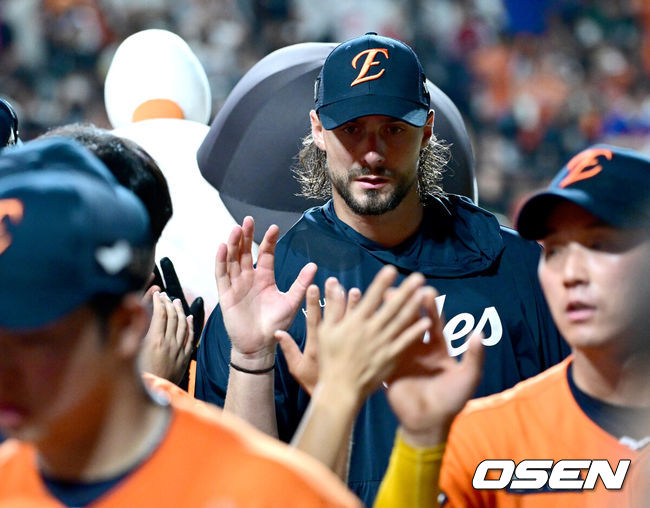 [OSEN=대전, 최규한 기자] 프로야구 한화가 대전 홈에서 다시 승전보를 울렸다.한화는 25일 대전 한화생명볼파크에서 열린 2025 신한 SOL Bank KBO리그 SSG 랜더스와의 홈경기를 4-0으로 승리했다.후반기 대전 홈에서 첫 경기를 이긴 한화는 올해 홈경기 29승13패2무(승률 .690)로 7할에 가까운 승률을 기록 중이다. 원정경기(28승21패1무 승률 .571)보다 월등히 좋은 성적이다.선발 라이언 와이스가 7이닝 3피안타 2볼넷 10탈삼진 무실점 호투로 부활을 알렸다. 시즌 11승째. 타선에서는 문현빈이 3안타, 황영묵과 채은성이 2안타씩 고르게 치며 공격을 이끌었다.경기를 마치고 승리투수 한화 라이언 와이스가 동료들과 인사를 나누고 있다. 2025.07.25 / dreamer@osen.co.kr