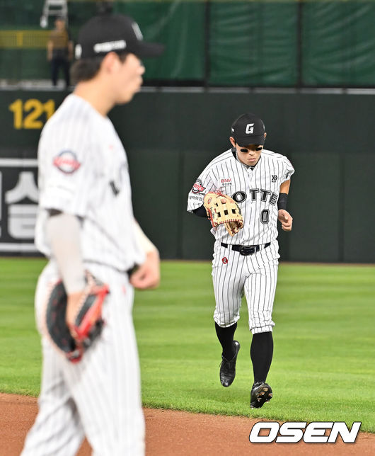 [OSEN=부산, 이석우 기자] 25일 부산 사직야구장에서 2025 신한 SOL 뱅크 KBO 리그 롯데 자이언츠와 KIA 타이거즈의 경기가 열렸다. 홈팀 롯데는 데이비슨이, 방문팀 KIA는 김건국이 선발 출전했다.롯데 자이언츠 황성빈이 7회초 1사 KIA 타이거즈 박찬호의 타구를 놓친 후 김동혁과 교체되고 있다. 2025.07.25 / foto0307@osen.co.kr
