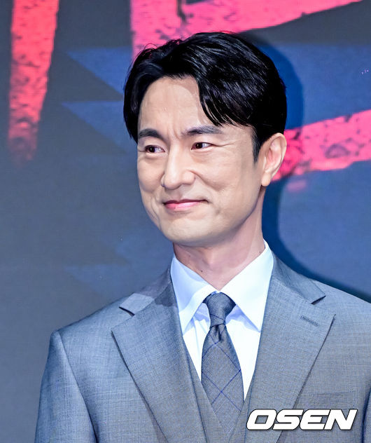 [OSEN=지형준 기자] 14일 오후 서울 구로구 신도림 더 세인트에서 KBS 2TV 수목드라마 ‘완벽한 가족’ 제작발표회가 열렸다.‘완벽한 가족’(연출 유키사다 이사오/제작 빅토리콘텐츠/ⓒ함창석, 주은/대원씨아이)은 누가 봐도 행복하고 완벽해 보이는 가족이 딸의 살인으로 인해 점점 서로를 의심하게 되는 미스터리 스릴러 드라마다.배우 김병철이 포토타임을 하고 있다. 2024.08.14 / jpnews@osen.co.kr