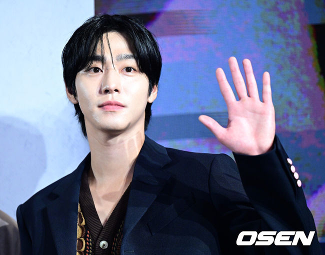 [OSEN=최규한 기자] 21일 오후 서울 신천동 롯데시네마 월드타워에서 영화 ‘전지적 독자 시점(이하 전독시)’(감독 김병우) VIP 시사회가 열렸다.동명의 인기 웹툰을 원작으로 한 영화 ‘전독시’는 10년 이상 연재된 소설이 완결된 날 소설 속 세계가 현실이 되어 버리고, 유일한 독자였던 김독자(안효섭 분)가 소설의 주인공 유중혁(이민호 분) 그리고 동료들과 함께 멸망한 세계에서 살아남기 위한 판타지 액션물이다.배우 안효섭이 포토타임을 하고 있다. 2025.07.21 / dreamer@osen.co.kr