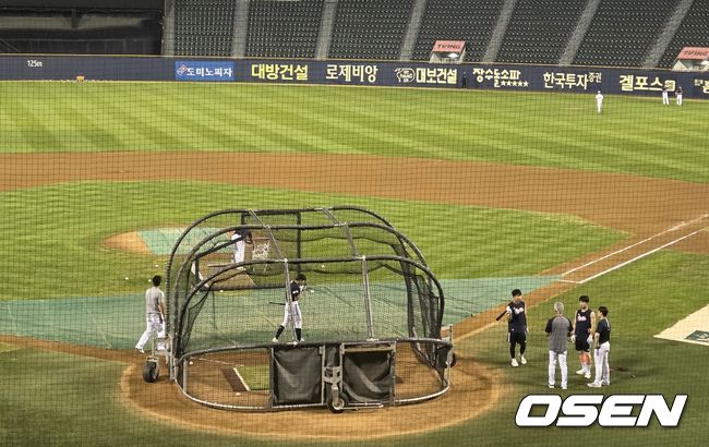 [OSEN=잠실, 한용섭 기자]두산 베어스 선수들이 25일 잠실구장에서 경기가 끝난 후 특타 훈련을 하고 있다. /orange@osen.co.kr