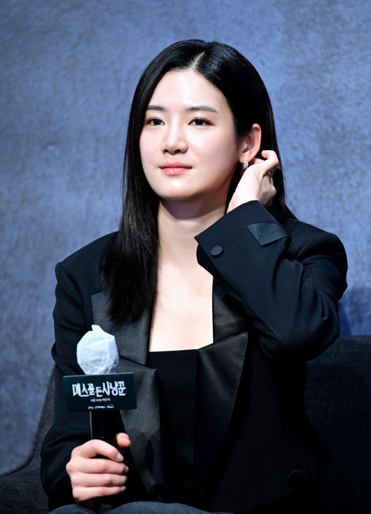 [OSEN=최규한 기자] 12일 오전 서울 라마다서울신도림호텔에서STUDIO X+U 새 미드폼 드라마‘메스를 든 사냥꾼’ 제작발표회가 열렸다.‘메스를 든 사냥꾼’은 부검대 위에서 20년 전 죽은 줄 알았던 아빠이자 연쇄살인마 ‘재단사’의 익숙한 살인 방식을 발견한 부검의 세현이 아빠의 먹잇감이 되지 않기 위해 경찰 정현보다 먼저 그를 찾기 위해 나서는 범죄 스릴러다.배우 박주현이 취재진의 질문을 듣고 있다. 2025.06.12 / dreamer@osen.co.kr