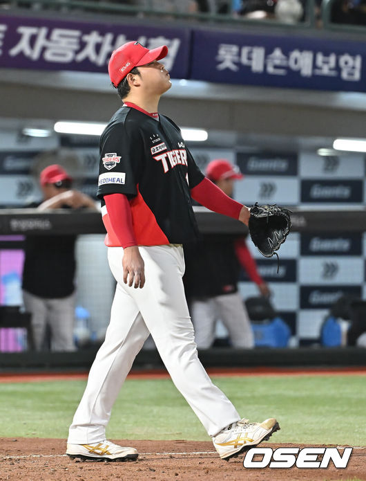[OSEN=부산, 이석우 기자] 25일 부산 사직야구장에서 2025 신한 SOL 뱅크 KBO 리그 롯데 자이언츠와 KIA 타이거즈의 경기가 열렸다. 홈팀 롯데는 데이비슨이, 방문팀 KIA는 김건국이 선발 출전했다.KIA 타이거즈 조상우가 7회말 2사 2,3루 롯데 자이언츠 한태양에게 중견수 왼쪽 2타점 안타를 맞고 아쉬워하고 있다. 2025.07.25 / foto0307@osen.co.kr