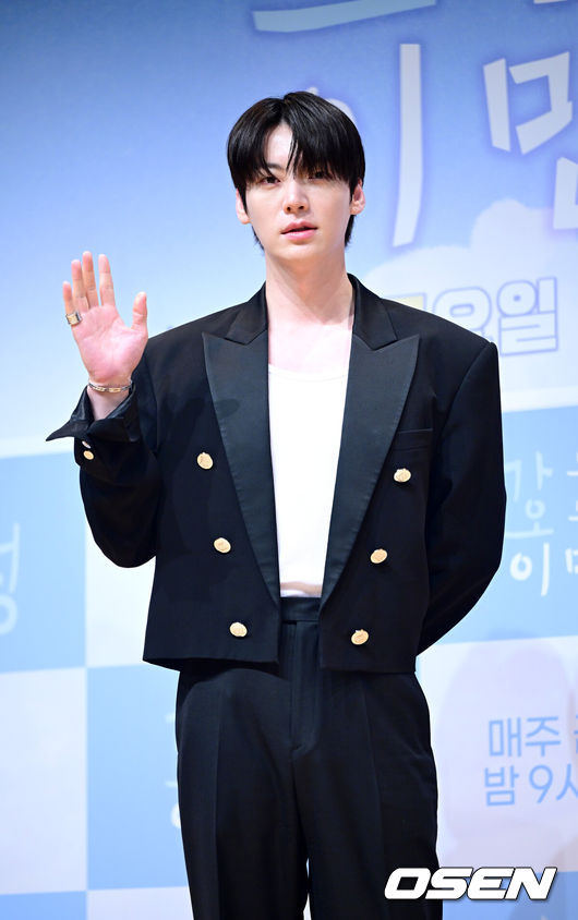 [OSEN=최규한 기자] 16일 오전 서울 여의도 KBS 아트홀에서 KBS 2TV 신규 예능 ‘가는정 오는정 이민정’(이하 ‘가오정’) 제작발표회가 열렸다.‘가오정’은 시골마을에 생필품을 실은 이동식 편의점을 배달하고 하룻밤을 보내며 다양한 이야기를 나눠보는 프로그램. 이민정이 메인 호스트로 나서며 붐, 안재현, 김정현, 김재원이 고정 멤버로 합류했다.배우 안재현이 포토타임을 하고 있다. 2025.05.16 / dreamer@osen.co.kr