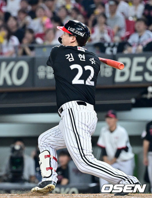 [OSEN=광주, 최규한 기자] 24일 광주-기아 챔피언스필드에서 ‘2025 신한 SOL Bank KBO리그’ KIA 타이거즈와 LG 트윈스의 경기가 열렸다.홈팀 KIA는 양현종, 방문팀 LG는 손주영을 선발로 내세웠다.8회초 무사 2, 3루 상황 LG 김현수가 달아나는 우중간 스리런포를 날리고 있다. 2025.07.24 / dreamer@osen.co.kr