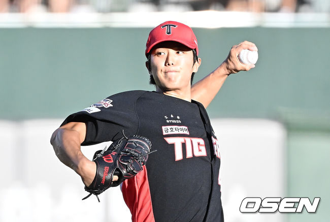 [OSEN=부산, 이석우 기자] 26일 부산 사직야구장에서 2025 신한 SOL 뱅크 KBO 리그 롯데 자이언츠와 KIA 타이거즈의 경기가 열렸다. 홈팀 롯데는 이민석이, 방문팀 KIA는 이의리가 선발 출전했다.KIA 타이거즈 선발 투수 이의리가 역투하고 있다. 2025.07.26 / foto0307@osen.co.kr