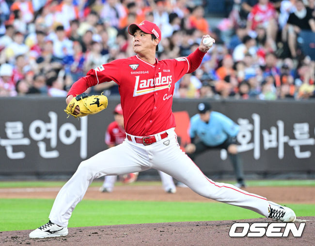 [OSEN=대전, 최규한 기자] 26일 대전 한화생명볼파크에서 ‘2025 신한 SOL Bank KBO리그’ 한화 이글스와 SSG 랜더스의 경기가 열렸다.홈팀 한화는 류현진, 방문팀 SSG는 김광현을 선발로 내세웠다.1회말 SSG 선발 김광현이 힘차게 공을 뿌리고 있다. 2025.07.26 / dreamer@osen.co.kr