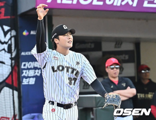 [OSEN=부산, 이석우 기자] 26일 부산 사직야구장에서 2025 신한 SOL 뱅크 KBO 리그 롯데 자이언츠와 KIA 타이거즈의 경기가 열렸다. 홈팀 롯데는 이민석이, 방문팀 KIA는 이의리가 선발 출전했다.롯데 자이언츠 이민석이 2회초 2사 만루 KIA 타이거즈 고종욱에게 우익수 앞 1타점 안타를 맞고 아쉬워하고 있다. 2025.07.26 / foto0307@osen.co.kr