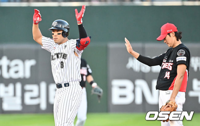 [OSEN=부산, 이석우 기자] 26일 부산 사직야구장에서 2025 신한 SOL 뱅크 KBO 리그 롯데 자이언츠와 KIA 타이거즈의 경기가 열렸다. 홈팀 롯데는 이민석이, 방문팀 KIA는 이의리가 선발 출전했다.롯데 자이언츠 전준우가 3회말 무사 3루 중견수 왼쪽 뒤 1타점 2루타를 치고 세리머니를 하고 있다. 2025.07.26 / foto0307@osen.co.kr