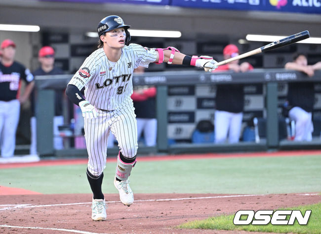 [OSEN=부산, 이석우 기자] 26일 부산 사직야구장에서 2025 신한 SOL 뱅크 KBO 리그 롯데 자이언츠와 KIA 타이거즈의 경기가 열렸다. 홈팀 롯데는 이민석이, 방문팀 KIA는 이의리가 선발 출전했다.롯데 자이언츠 윤동희가 3회말 무사 3루 우익수 오른쪽 1타점 3루타를 치고 있다. 2025.07.26 / foto0307@osen.co.kr