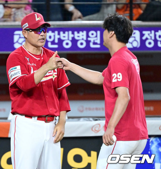 [OSEN=대전, 최규한 기자] 프로야구 한화 이글스 투수 류현진이 1회부터 5실점으로 무너졌다. KBO리그 커리어 최초로 선발 1이닝 만에 교체되며 대한민국 역사상 최고 좌완 투수들의 첫 빅매치는 싱겁게 끝났다. SSG 랜더스 김광현의 승리였다.류현진은 26일 대전 한화생명볼파크에서 열린 2025 신한 SOL Bank KBO리그 SSG와의 홈경기에 선발 등판, 1이닝 4피안타 2볼넷 5실점으로 무너졌다.류현진이 선발 등판한 날 1이닝 만에 교체된 것은 KBO리그 9시즌 통산 226경기 만에 처음이다. SSG 선발 김광현은 6이닝 6피안타 1볼넷 3탈삼진 2실점으로 SSG의 9-3승리를 이끌었다. 류현진과 첫 맞대결에서 완승을 거둔 김광현은 시즌 6승(7승)째를 거뒀다.류현진은 시즌 5패(6승)째.경기를 마치고 승리한 SSG 이숭용 감독과 승리투수 김광현이 인사를 나누고 있다. 2025.07.26 / dreamer@osen.co.kr