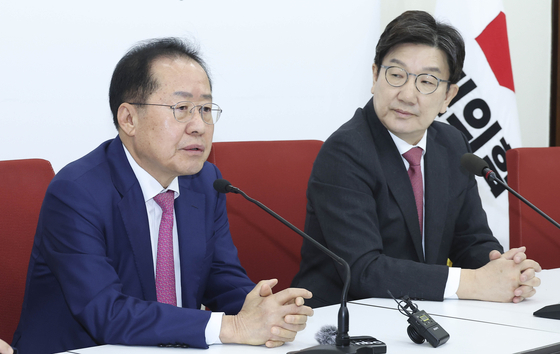 홍준표 전 대구시장(왼쪽)과 권성동 국민의힘 의원. 임현동 기자
