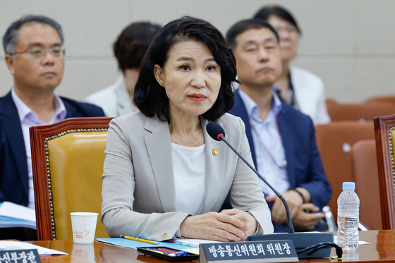 이진숙 방송통신위원장이 서울 여의도 국회에서 열린 제427회국회(임시회) 과학기술정보방송통신위원회 제1차 전체회의에서 위원장 질의에 답하고 있다. 뉴스1