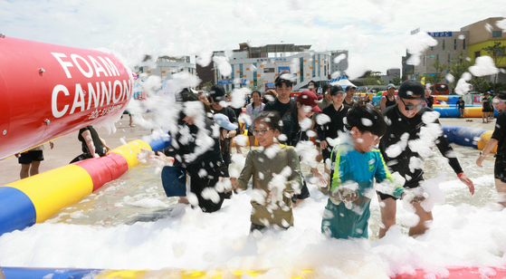 지난해 충남 보령 대천해수욕장 일원에서 열린 제27회 보령머드축제에서 참가자들이 축제를 즐기고 있다. [사진 보령시]