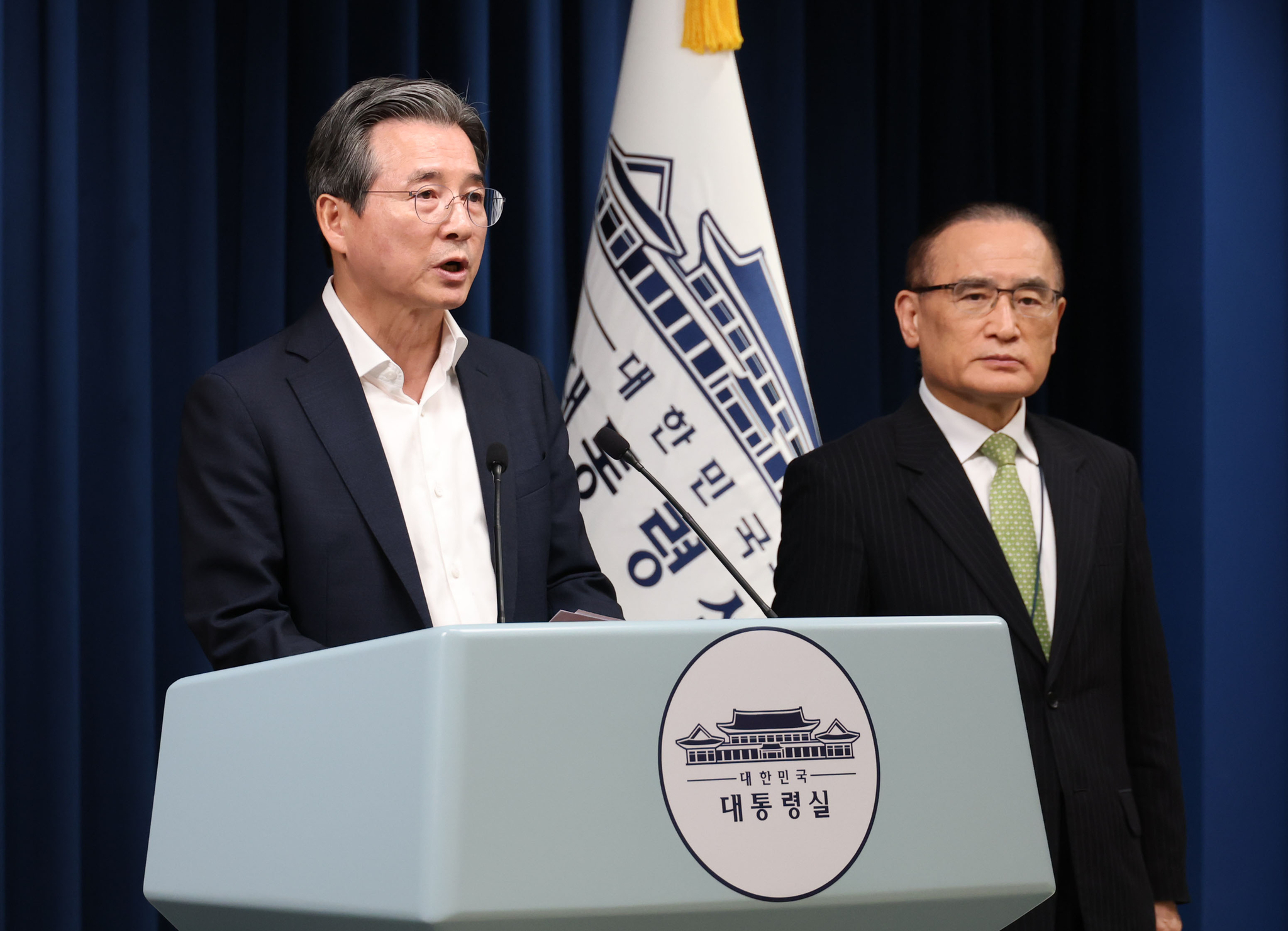 김용범 대통령실 정책실장(왼쪽)과 위성락 국가안보실장이 25일 서울 용산구 대통령실청사에서 브리핑을 하고 있다. 연합뉴스