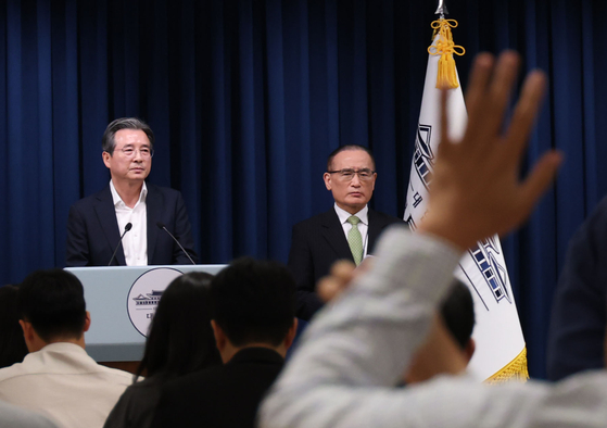 김용범 대통령실 정책실장과 위성락 국가안보실장이 25일 서울 용산구 대통령실청사에서 브리핑을 하고 있다. 대통령실사진기자단