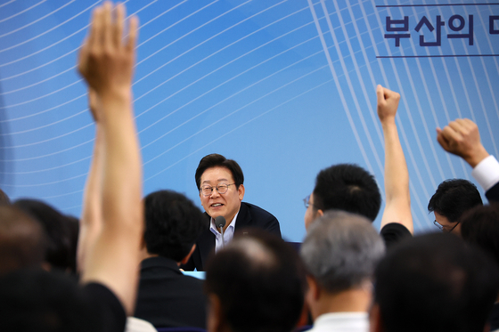 이재명 대통령이 25일 부산 부경대에서 타운홀 미팅 형식으로 진행한 '국민소통 행보, 부산의 마음을 듣다' 간담회에서 시민들의 질문을 받고 있다. 대통령실사진기자단