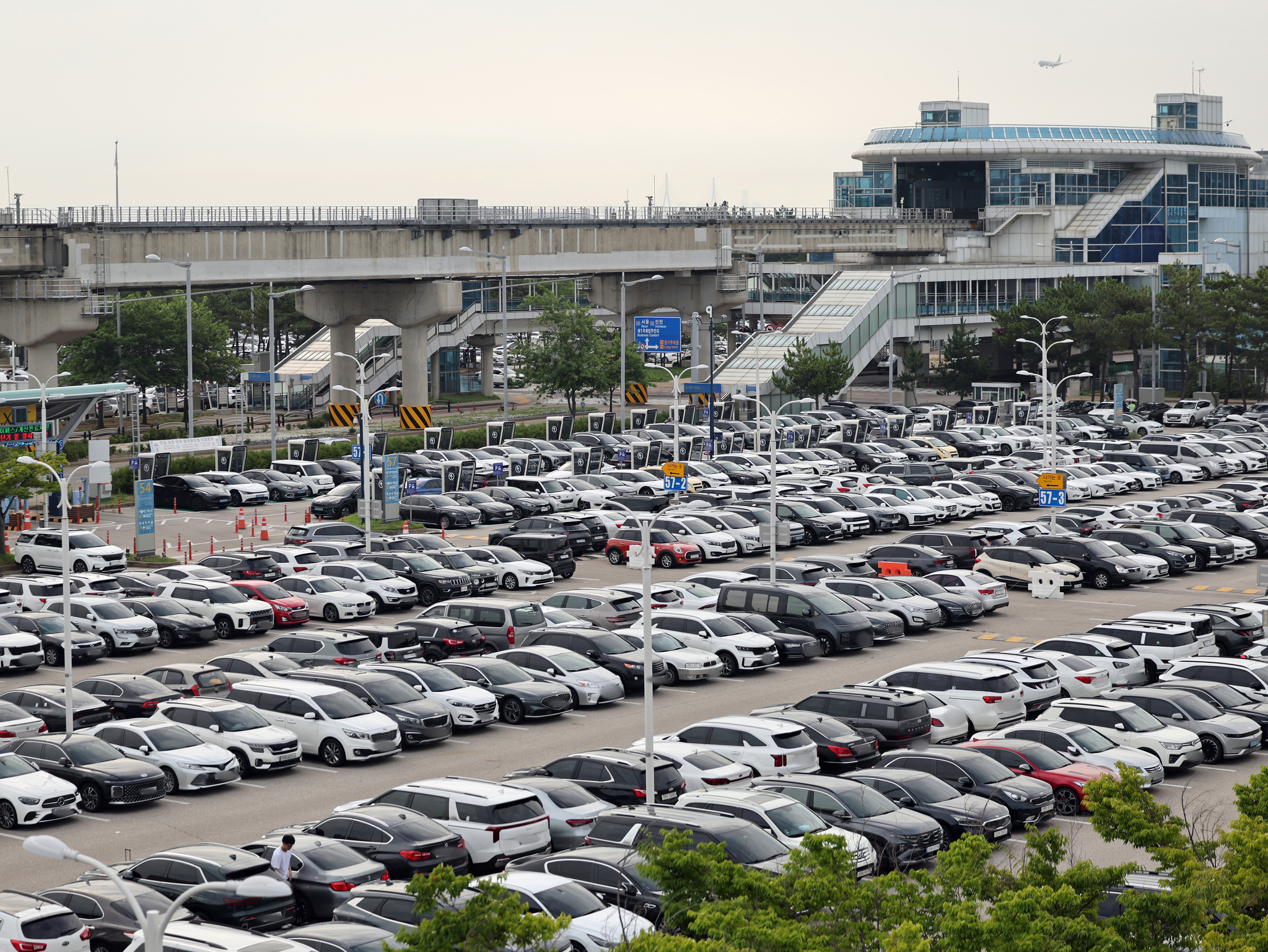  본격적인 여름 휴가철을 앞둔 지난 24일 오전 인천국제공항 1터미널 주차장에 차량들이 빼곡하게 주차돼 있다. 뉴스1