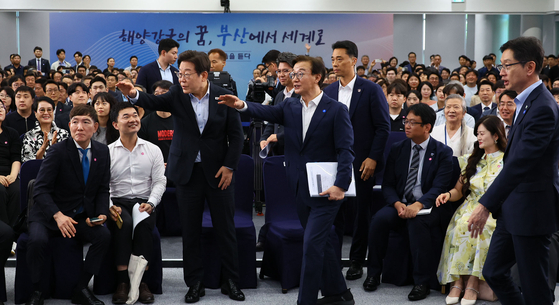 이재명 대통령이 25일 부산 부경대에서 타운홀 미팅 형식으로 진행한 '국민소통 행보, 부산의 마음을 듣다' 간담회를 마치고 부산 시민들과 함께 기념사진을 찍기 위해 자리를 조정하고 있다. 대통령실사진기자단