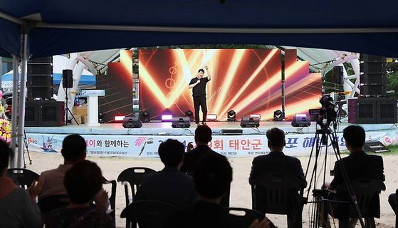 지난해 충남 태안 연포해수욕장에서 열린 해변가요제에서 참가자가 열창을 하고 있다. [사진 태안군]
