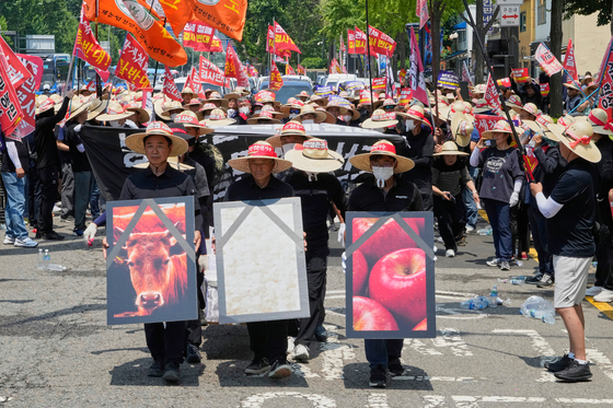 농민들이 25일 청와대 인근에서 미국과의 관세 협상에서 농축산업을 보호할 것을 요구하며 행진하고 있다. AP=연합뉴스