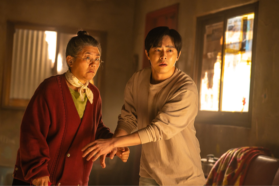 영화 '좀비딸'에서 아버지 정환(조정석)은 좀비로 변한 딸 수아(최유리)를 지키기 위해 어머니 밤순(이정은)의 집으로 피신한다. 사진 NEW