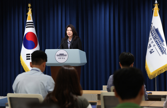 강유정 대통령실 대변인이 27일 서울 용산 대통령실 청사에서 SPC 그룹의 8시간 초과 야근 폐지 관련 브리핑을 하고 있다. 대통령실사진기자단