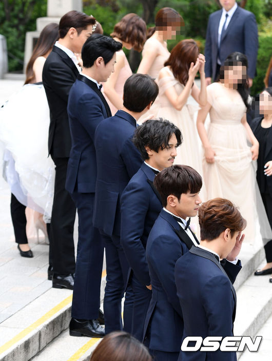 [OSEN=이대선 기자] 1일 그룹 신화 에릭과 배우 나혜미의 결혼식이 서울 중구 영락교회에서 진행됐다.신화 멤버들이 결혼식에 앞서 기념촬영을 하고 있다. /sunday@osen.co.kr